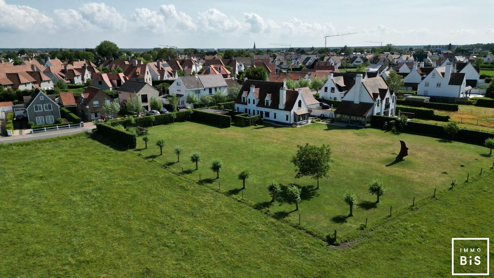 Villa op een perceel van 2.648 m2 met uniek panoramisch zicht op Knokse polders. 1