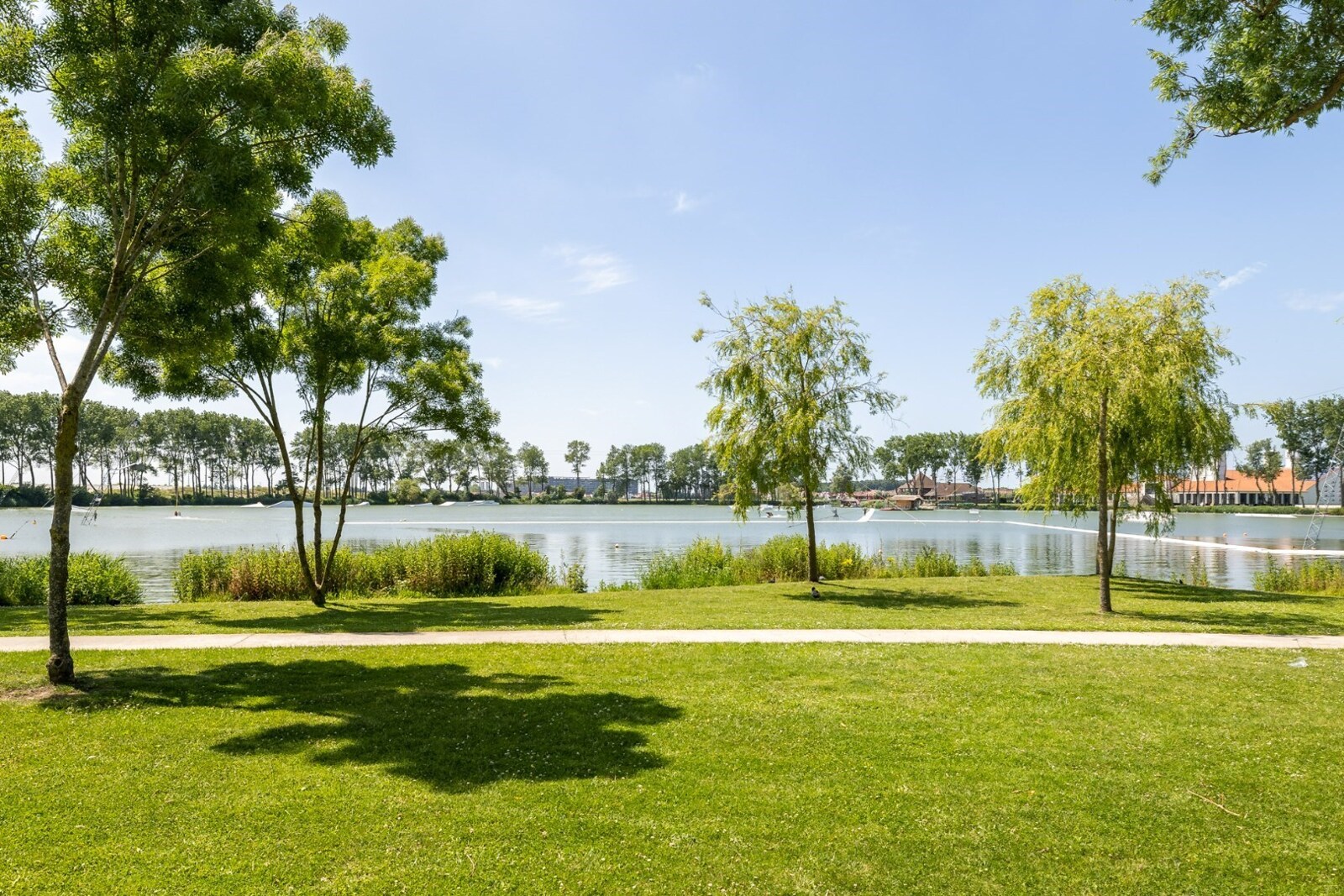 Luxueus afgewerkte villa met zicht op het meer van Duinenwater aan rand van de nieuwe Jack Nicklaus Golf.  1