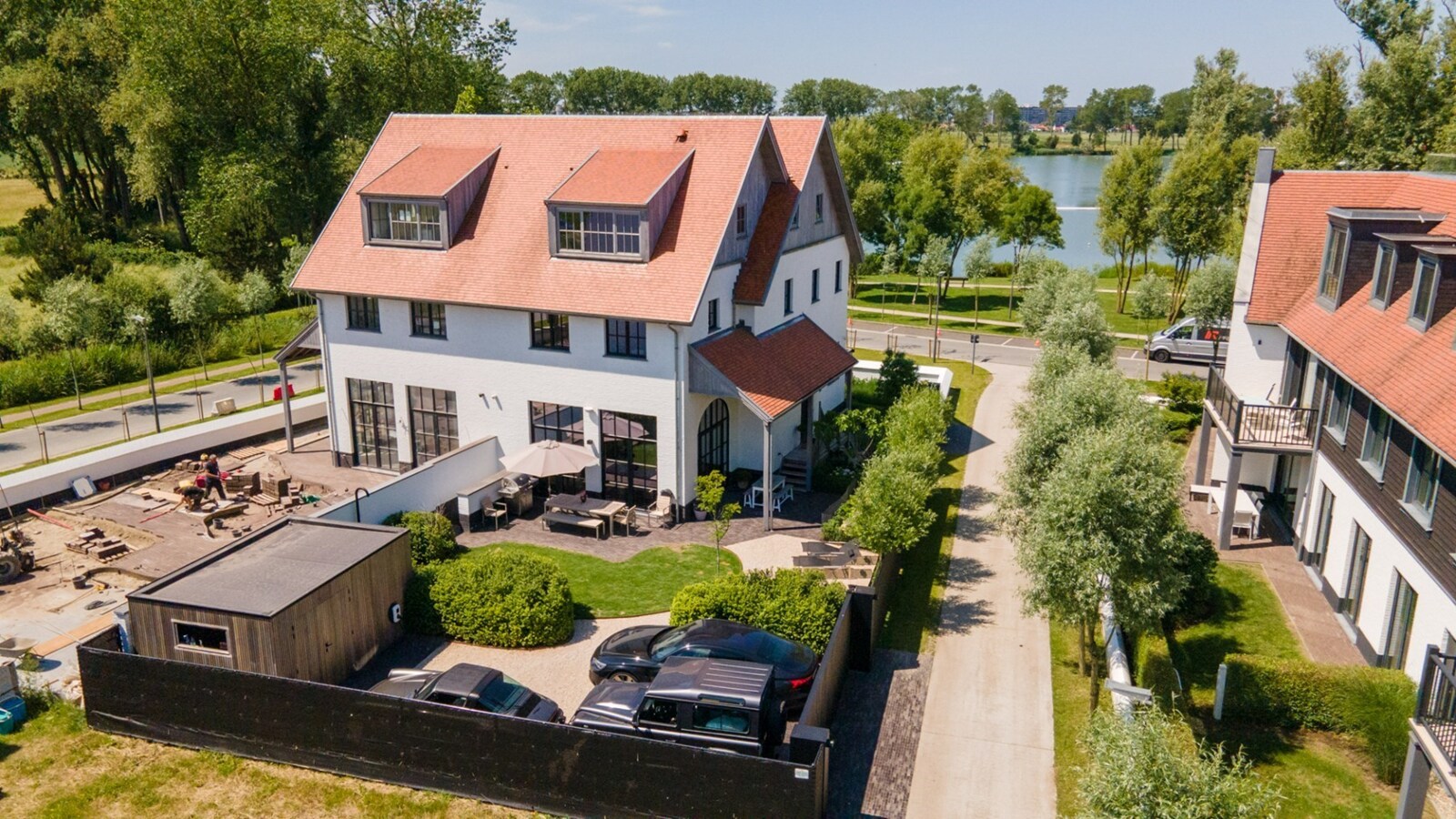 Luxueus afgewerkte villa met zicht op het meer van Duinenwater aan rand van de nieuwe Jack Nicklaus Golf.  19