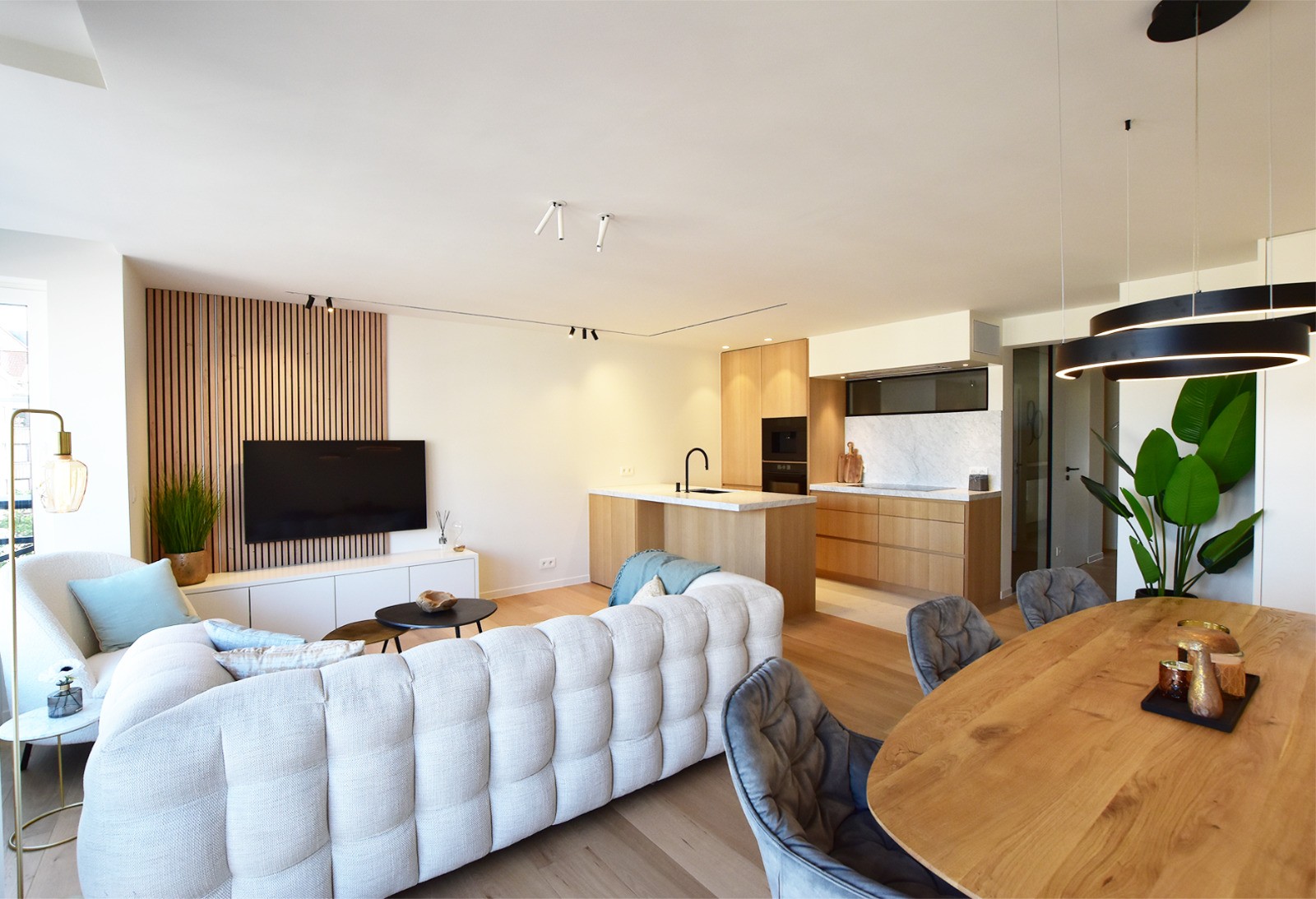 Volledig gerenoveerd 3 slk-appartement, centraal gelegen in de Lippenslaan te Knokke 1