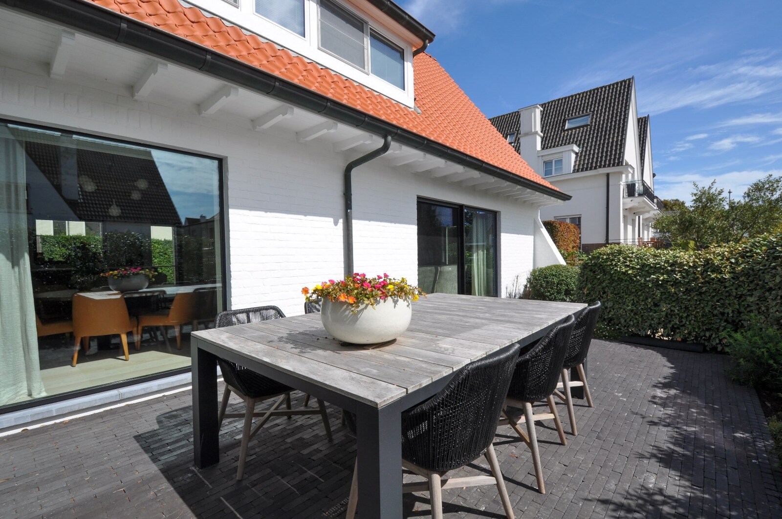 Volledig gerenoveerde villa op minder dan 300 meter van de Zeedijk gelegen!  12