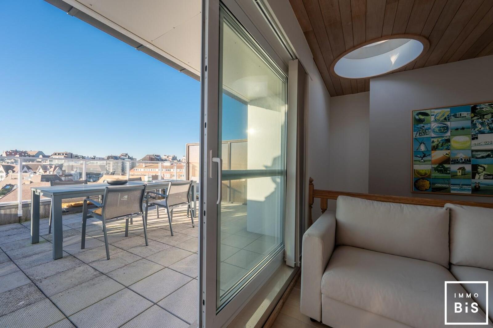 Duplex penthouse avec des vues panoramiques et une grande terrasse ensoleillée - double garage 9